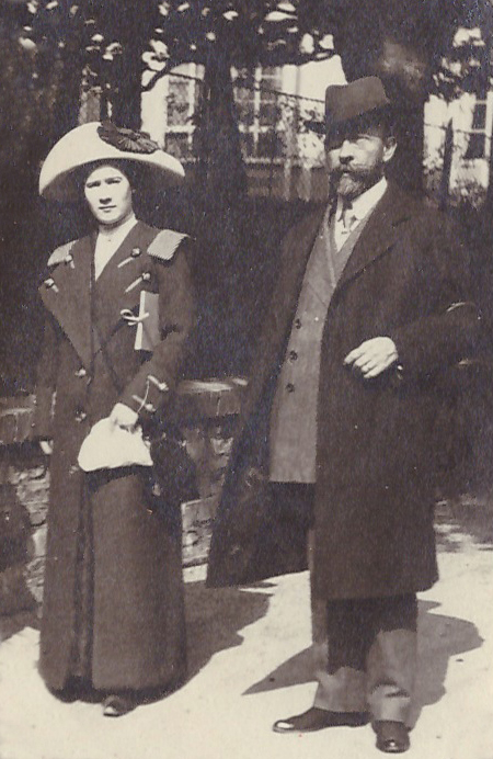 Eduard Dippell kävelyllä tyttärensä Harrietin kanssa Rivieralla 1911.